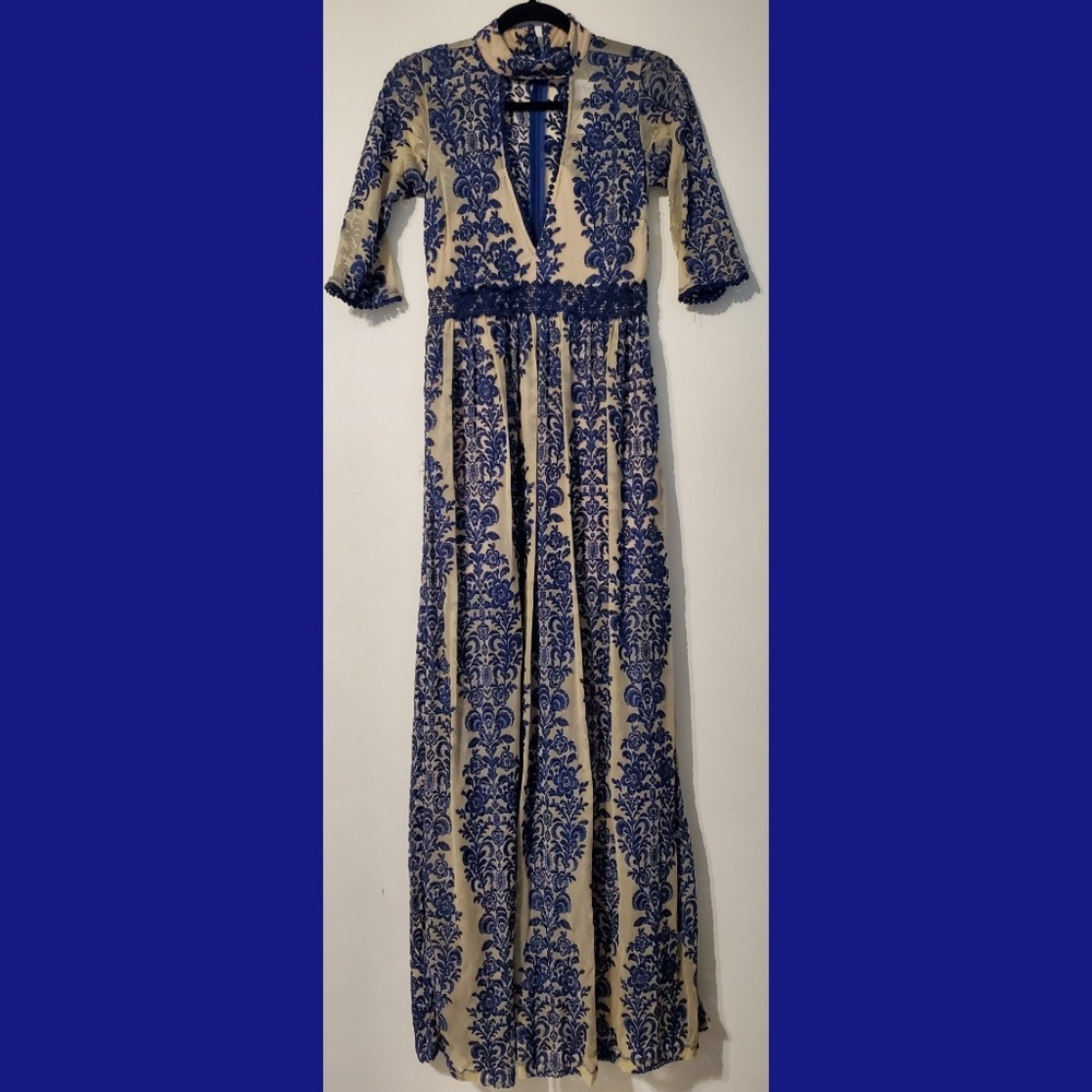 Long embroidered dress with sleeves